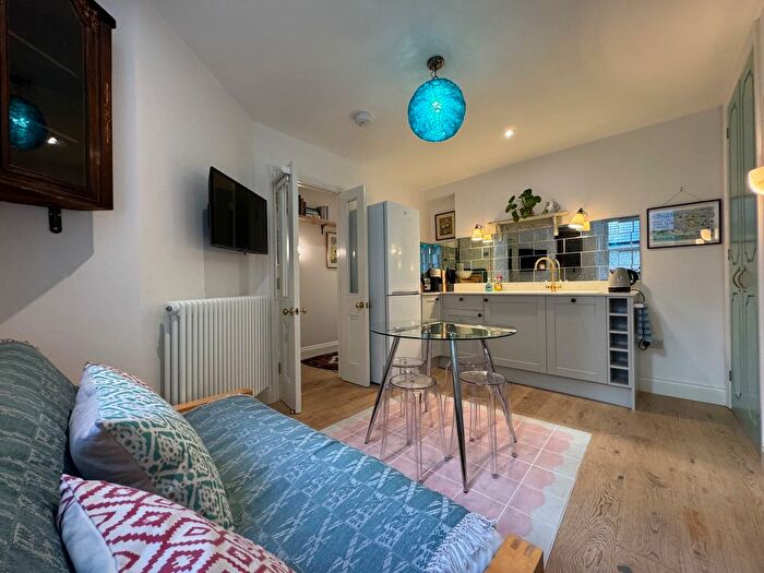 2 Bedroom Flat To Rent In Upper Rock Gardens, Brighton, BN2