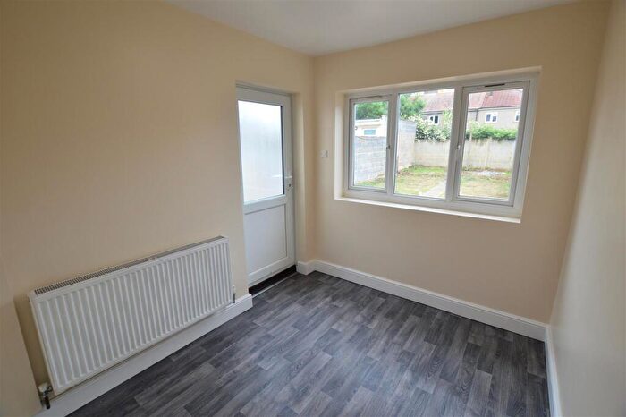 4 Bedroom Terraced House To Rent In St. Elmo Crescent, Slough, SL2