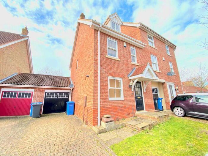 3 Bedroom Town House To Rent In Attelsey Way, Norwich, NR5