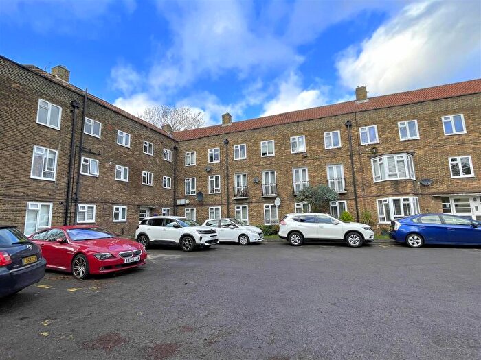 3 Bedroom Flat For Sale In Hayling Court, Malden Road, Cheam, Sutton, SM3
