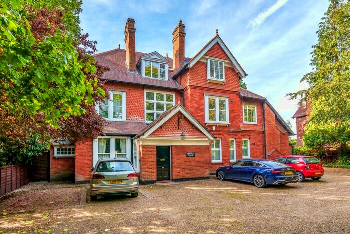 2 Bedroom Apartment To Rent In Queens Road, Weybridge, KT13