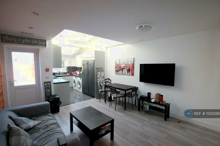 6 Bedroom Terraced House To Rent In St. Edwards Road, Reading, RG6