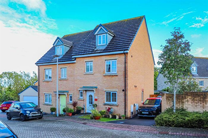 4 Bedroom Town House For Sale In White Farm, Barry, CF62
