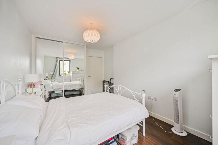 1 Bedroom Flat For Sale In Hillyfield, Walthamstow, London, E17