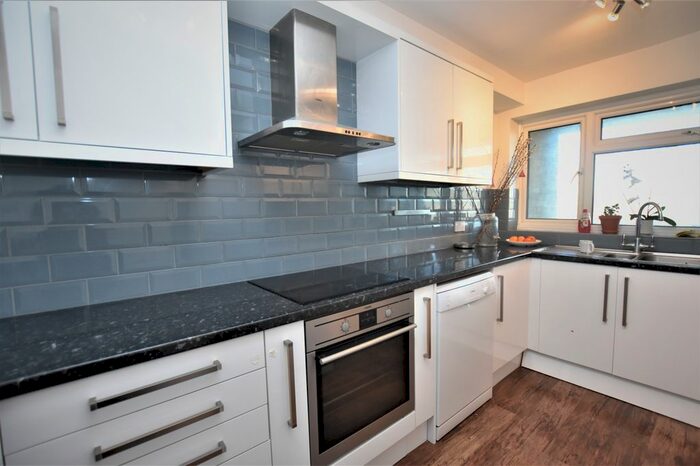 2 Bedroom Flat To Rent In Foxgrove Road, Beckenham BR3
