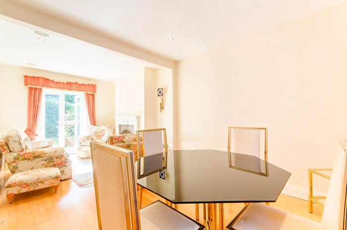 2 Bedroom Cottage To Rent In Highfield Road, London, NW11