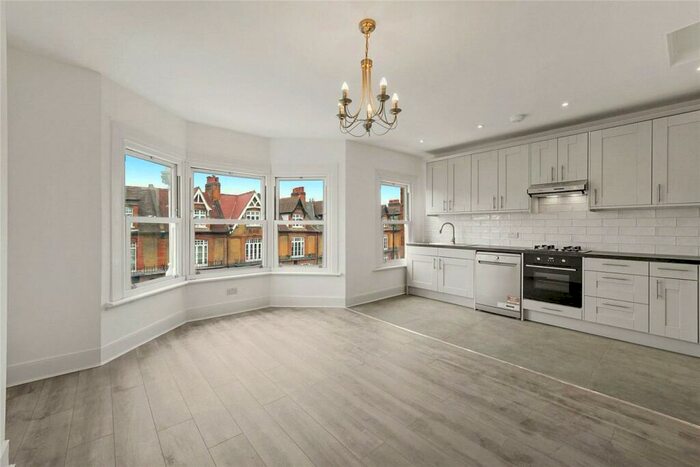 3 Bedroom Apartment To Rent In Stapleton Hall Road, London, N4