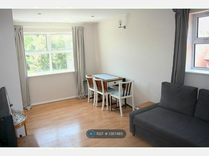 2 Bedroom Flat To Rent In Charles Place, Reading, RG1