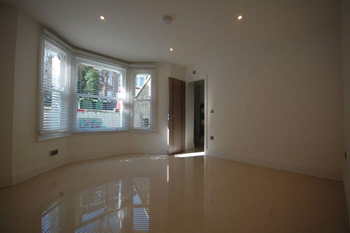 3 Bedroom Flat To Rent In Cardigan Road, Richmond, TW10