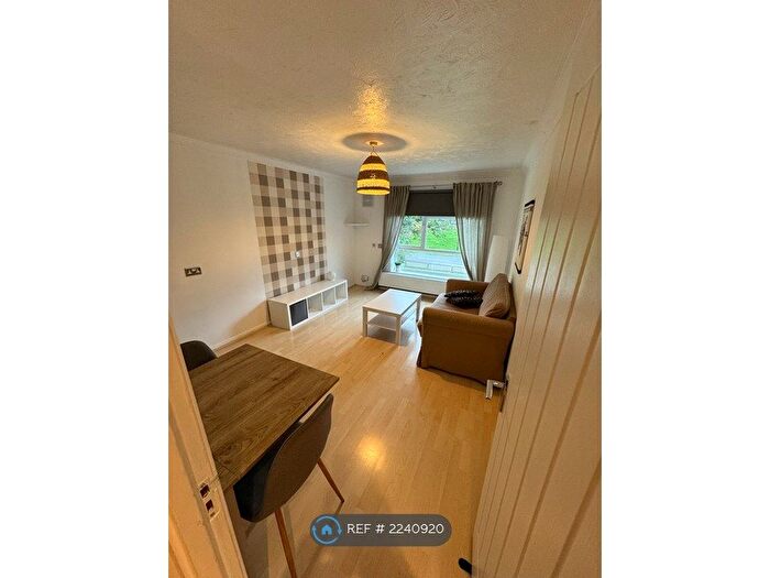 1 Bedroom Flat To Rent In Pennine Road, Slough, SL2