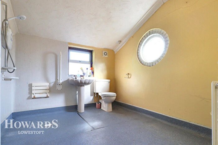 2 Bedroom Detached Bungalow For Sale In Gorleston Road, Lowestoft, NR32