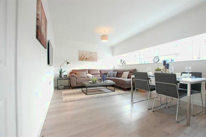 2 Bedroom Flat To Rent In Hampton Court, High Street, Cradley Heath, B64