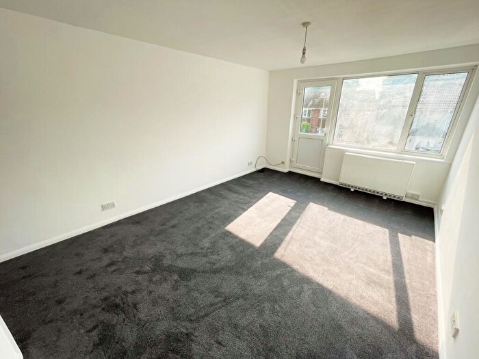 2 Bedroom Flat To Rent In Giffard Drive Farnborough, GU14