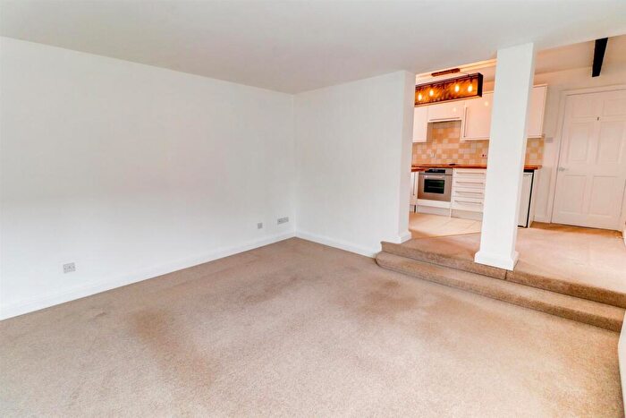 2 Bedroom Flat To Rent In School Lane, Kenilworth, CV8