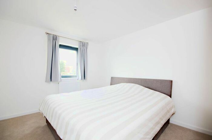 2 Bedroom Flat To Rent In Walnut Tree Close, Guildford GU1