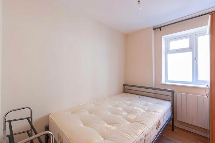 3 Bedroom Flat To Rent In Chatsworth Gardens, London, W3