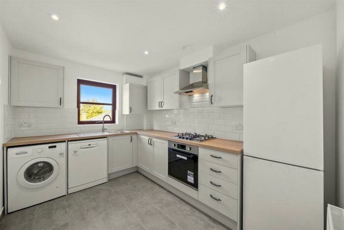 2 Bedroom Flat To Rent In Lychgate Manor, Roxborough Park, Harrow On The Hill, HA1