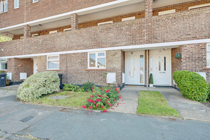1 Bedroom Flat For Sale In Royal Oak Drive, Wickford, SS11