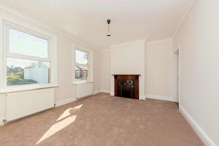 3 Bedroom Flat To Rent In Gladstone Road, London, SW19