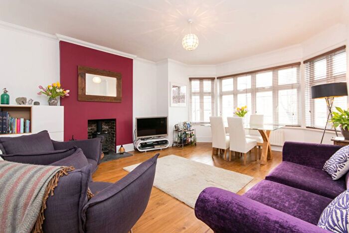 4 Bedroom Flat To Rent In Blenheim Gardens, Willesden Green, London, NW2