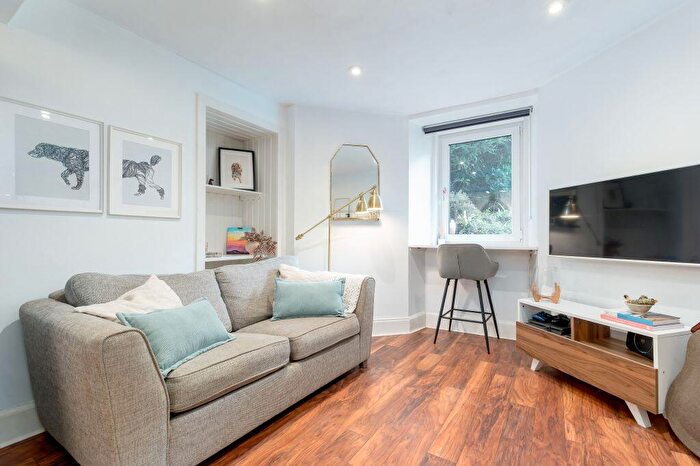 1 Bedroom Flat For Sale In / Brougham Street, Tollcross, Edinburgh, EH3