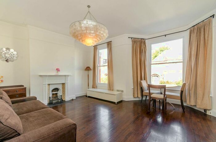2 Bedroom Flat To Rent In Woodside, Wimbledon, London, SW19