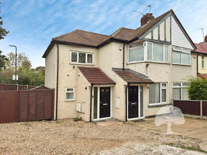 2 Bedroom Maisonette To Rent In Oatlands Drive, Slough, SL1