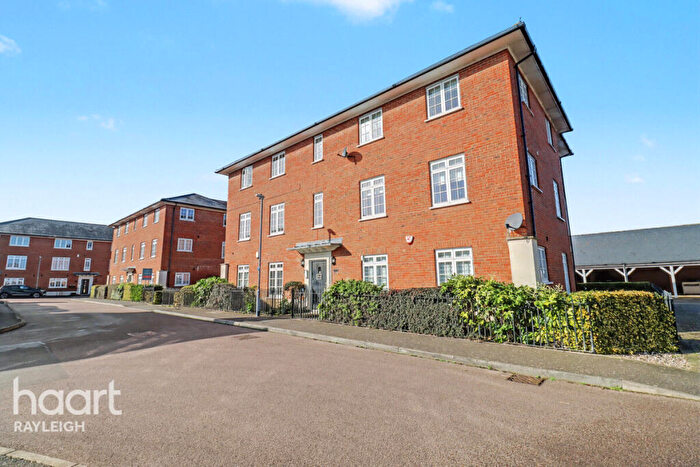 2 Bedroom Flat For Sale In Kelso Close, Rayleigh, SS6
