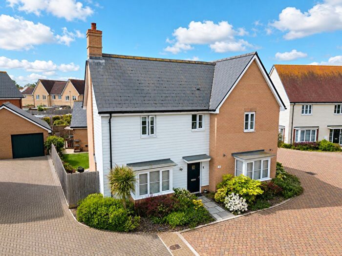 4 Bedroom Detached House For Sale In Arthur Court, Rochford, SS4