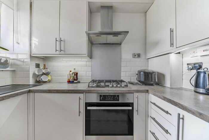 3 Bedroom Flat To Rent In County Street, Elephant And Castle, London, SE1