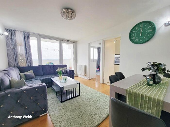 3 Bedroom Flat For Sale In Holbrook Close, Enfield, EN1