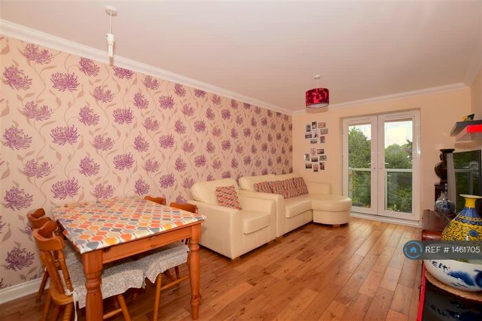 2 Bedroom Flat To Rent In Woodcote Road, Wallington, SM6