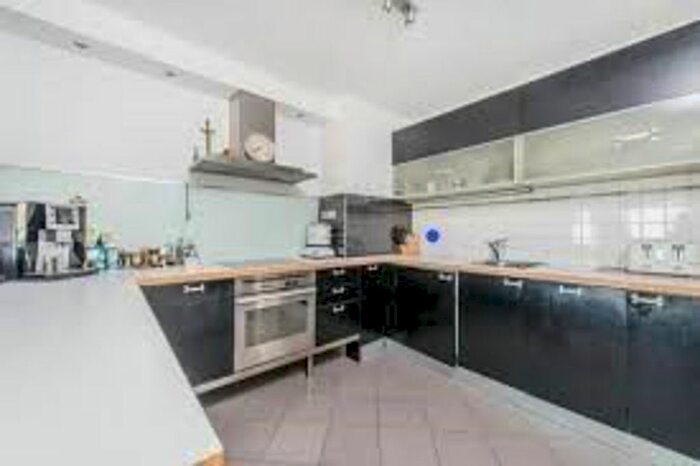 1 Bedroom Flat To Rent In Nine Elms Lane, London, SW8