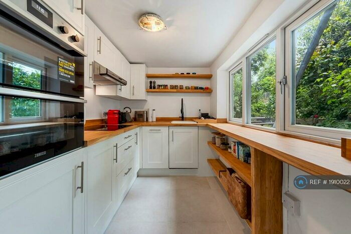 2 Bedroom Flat To Rent In Greenwood Road, London, E8