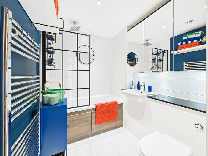 1 Bedroom Flat To Rent In Somerset Court, Teddington, TW11