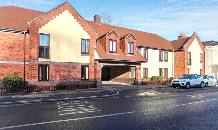 2 Bedroom Flat For Sale In Roman Row, Bishops Waltham, SO32