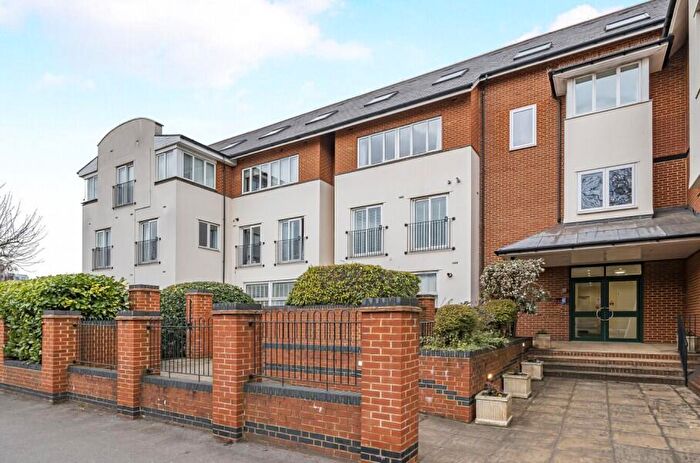 3 Bedroom Apartment To Rent In Walton-on-Thames, Surrey, KT12