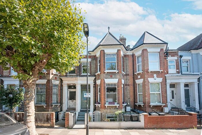 3 Bedroom Maisonette For Sale In Kyverdale Road, London, N16
