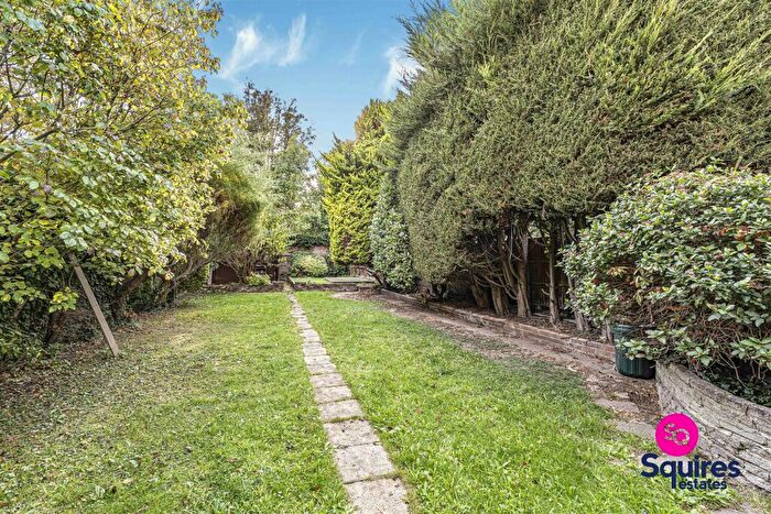 5 Bedroom Semi-Detached House For Sale In Granville Road, London, N12