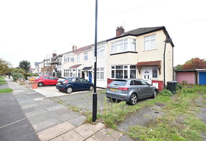 3 Bedroom Semi Detached House For Sale In Inverness Avenue, Enfield, Greater London, EN1