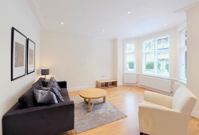 2 Bedroom Flat To Rent In Hamlet Gardens, Kensington, London, W6