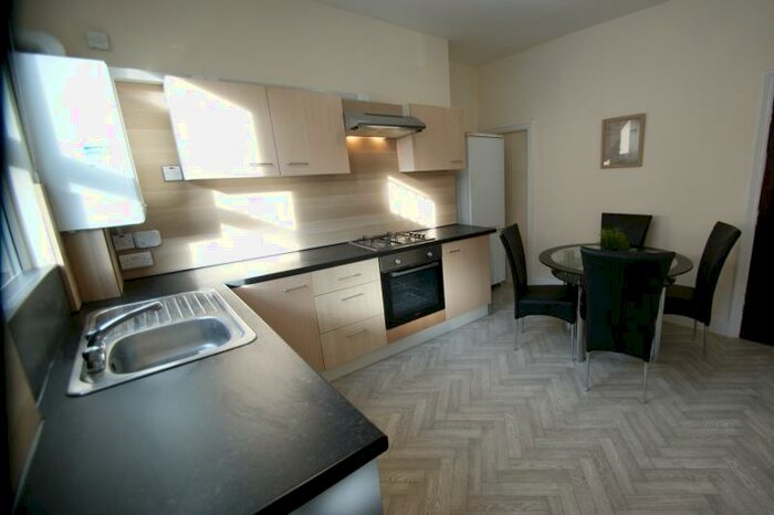 4 Bedroom End Of Terrace House To Rent In Burchett Terrace, Woodhouse, Leeds, LS6