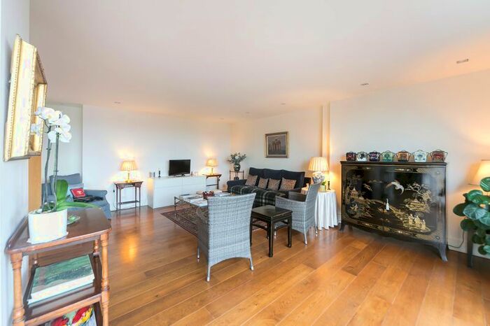 3 Bedroom Flat To Rent In Victoria Street, London, SW1H