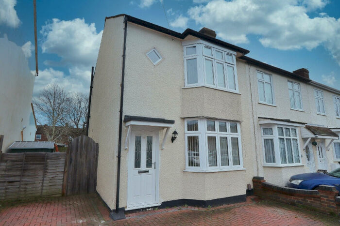 3 Bedroom End Of Terrace House To Rent In Geoffrey Avenue, Harold Wood, RM3