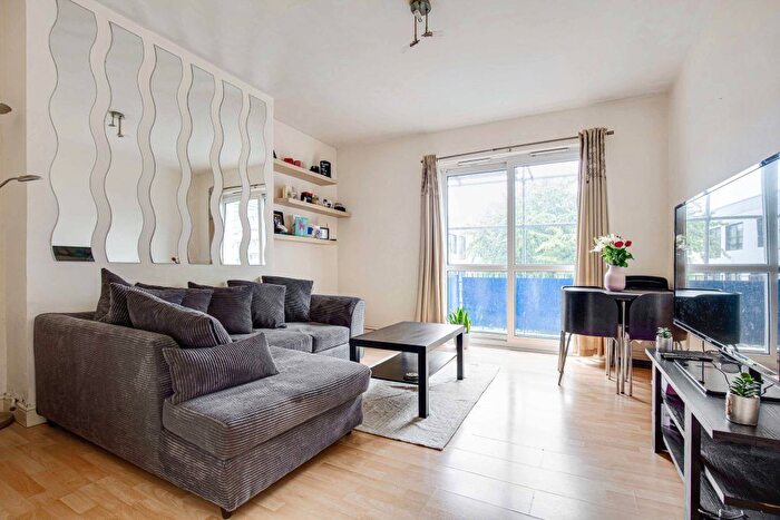 3 Bedroom Flat To Rent In Burbage Close, Elephant Amp; Castle, SE1
