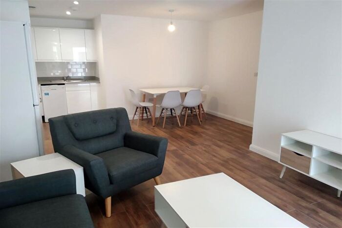 2 Bedroom Flat To Rent In Lyons Way, Slough, SL2