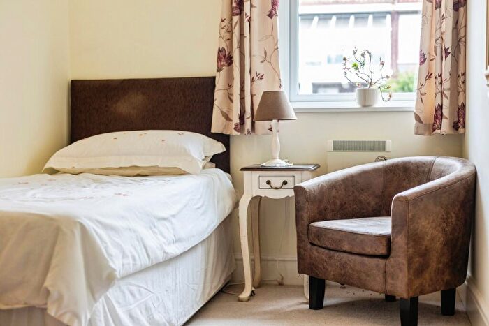 2 Bedroom Flat For Sale In Clyne Common, Swansea, SA3