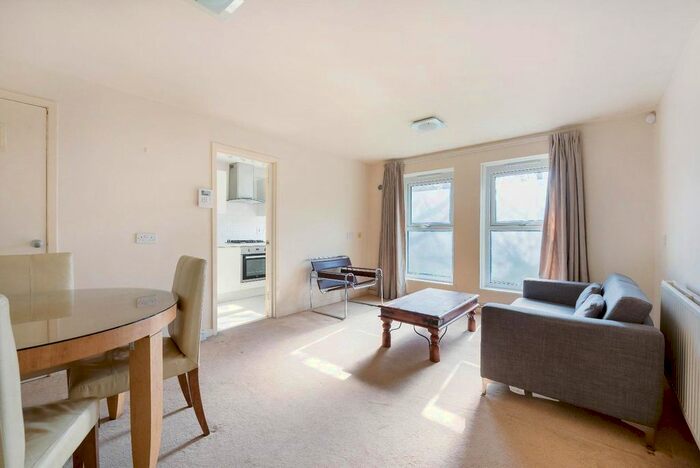 3 Bedroom Flat To Rent In Longfield Road, Ealing Broadway, London, W5