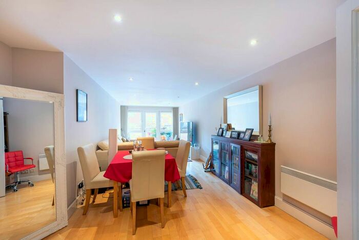 2 Bedroom Flat To Rent In Vauxhall Bridge Road, Victoria, London, SW1V