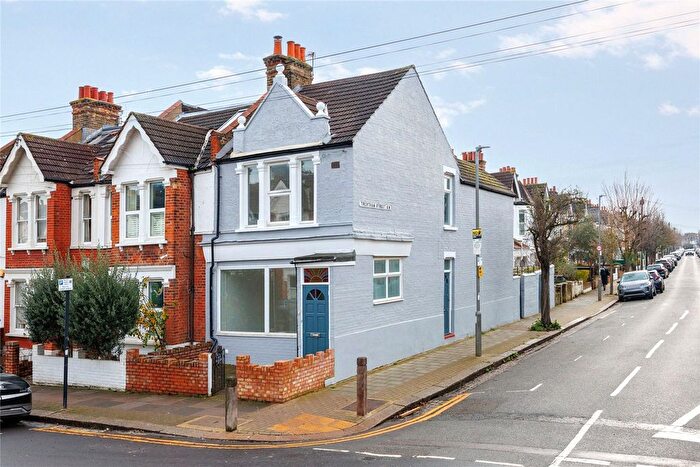 3 Bedroom Detached House To Rent In Lavenham Road, London, SW18